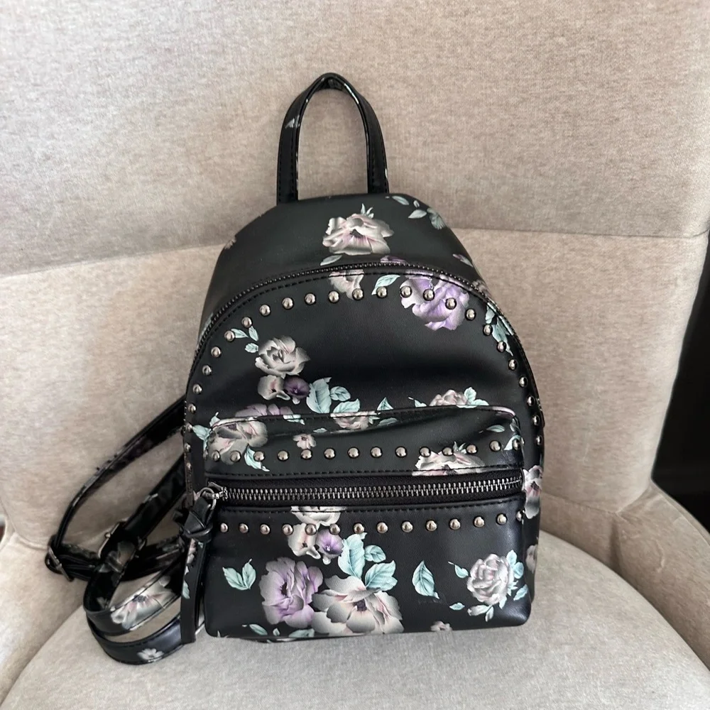 Mini backpack with flowers, double pocket.